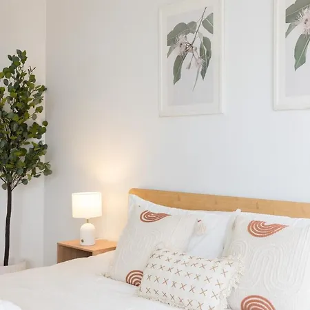 Skyline Elegance 2bdr Pool Gym Sauna Parking Apartment Brisbane