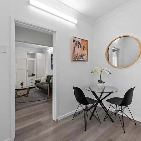 Stylish And Cozy - Short Walk To Hospital Apartment *