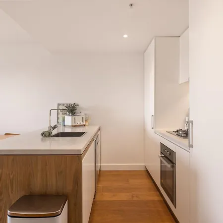 Apartment 2br In Fv Flatiron | Pool, Gym, Train Brisbane