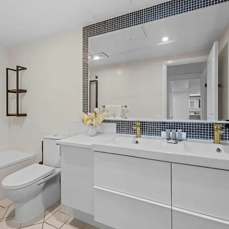 Apartment The Mews Bowen Hills - Spacious 3-bedroom With Pool & Parking *
