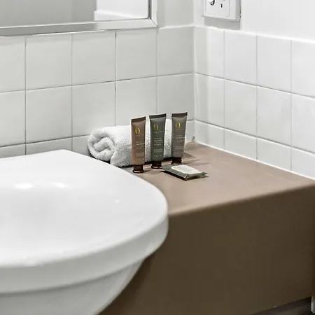 Stylish 2 Bed 2 Bath Balcony Parking Pool & Gym *