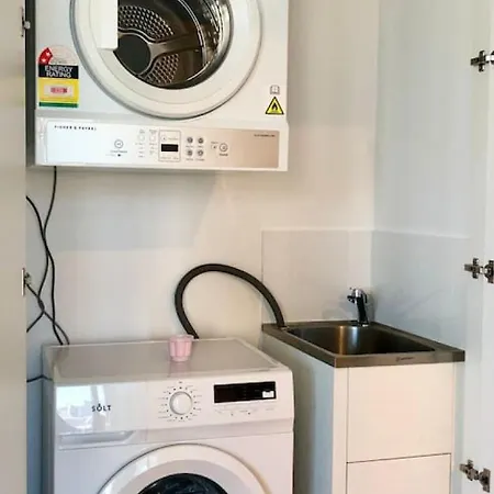 Modern Vibrant - 1 Bedroom Pool Gym Sauna Apartment