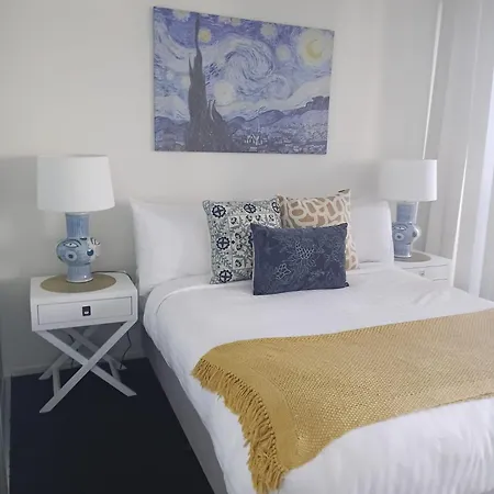 The Gilded Gallery I Art-inspired Luxe Retreat Apartment *