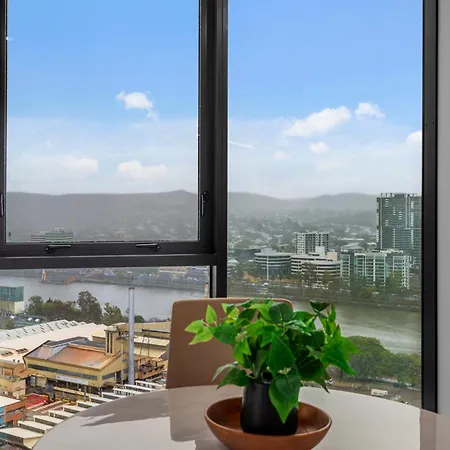Apartment Stunning River & Mountain Views With 2br, Pool & Gym *
