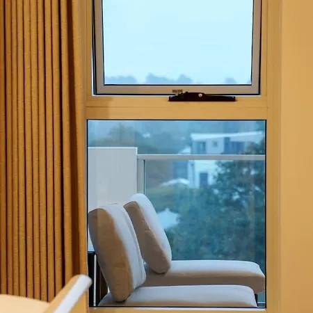 Across From Train And Bus Station Pool Gym And View Apartment *