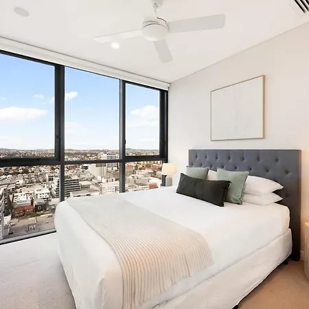 Utopia Deluxe 25th Floor Views, Pool & Gym Brisbane