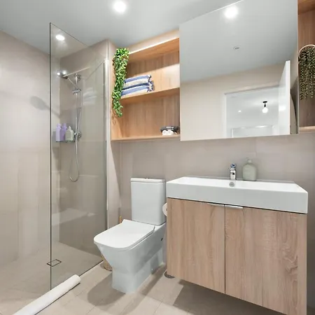 Inspired Serenity With River Views, Fast Wifi, Carpark, Gym, Rooftop Pool Apartment *