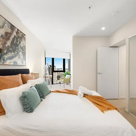 Inspired Serenity With River Views, Fast Wifi, Carpark, Gym, Rooftop Pool *