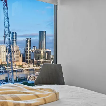 Urban Escape: Great Location W/ Cityscape Apartment *