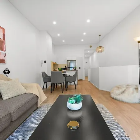 2 Level Skyloft - Pool - Sleeps 6 - Baby Brisbane