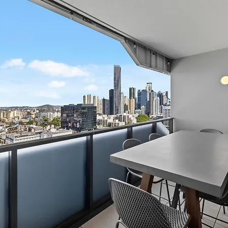 Luxe 3br With Stunning Views, Parking And Pool Apartment
