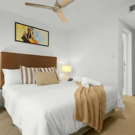 Bulimba Apartment - Ferry Access - Near Oxford St - Sleeps 8 - Baby & Work Ready Apartment *
