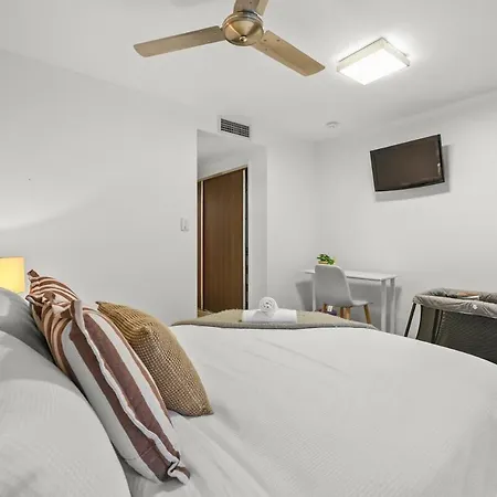 Apartment Bulimba Apartment - Ferry Access - Near Oxford St - Sleeps 8 - Baby & Work Ready *