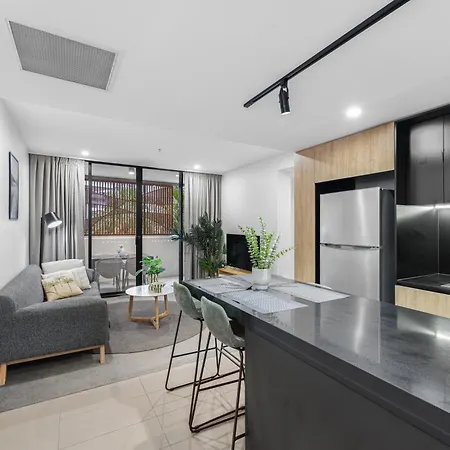 Apartment Modern 2br And Pool With South Square