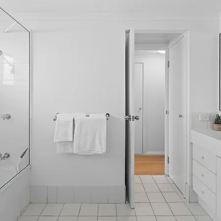 2br 2ba Indooroopilly-walk To Shops & Bus Apartment Brisbane