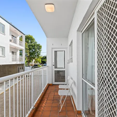 2br 2ba Indooroopilly-walk To Shops & Bus