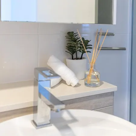 Apartment Skyline Elegance 2bdr Pool Gym Sauna Parking