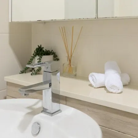 Apartment Skyline Elegance 2bdr Pool Gym Sauna Parking *