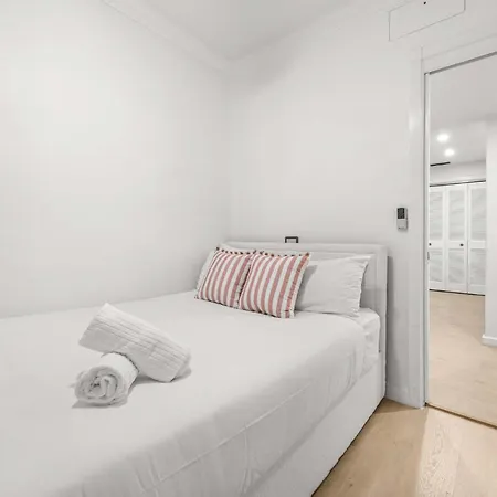 The Mews Bowen Hills - Spacious 3-bedroom With Pool & Parking Apartment *