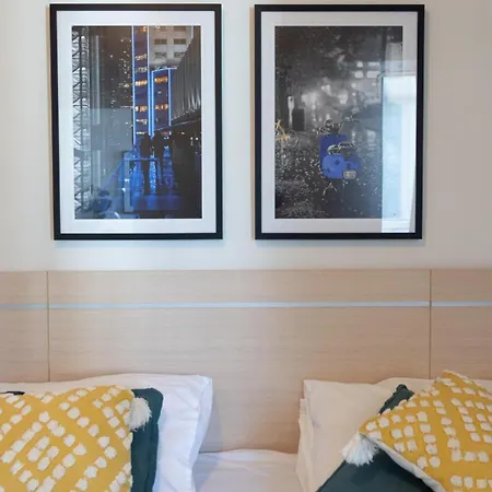 Chic 1br Retreat Heart Of Pool&gym Views Brisbane