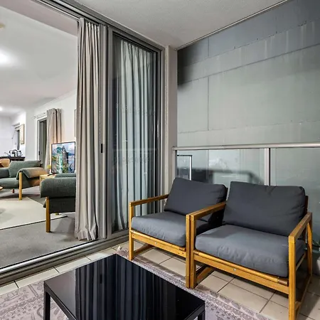 Stylish 2 Bed 2 Bath Balcony Parking Pool & Gym Apartment Brisbane