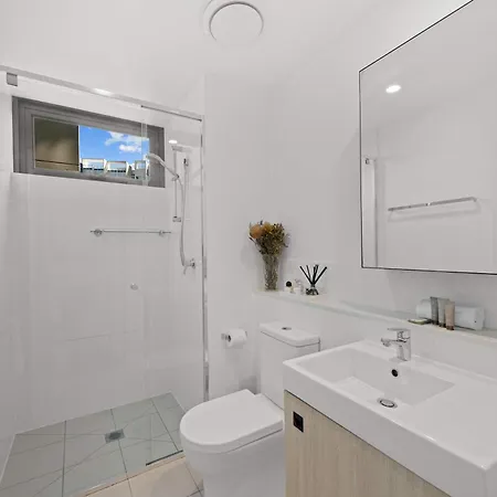 Apartment Luxury 2 Bed 2 Bath Parking Pool Gym & Sauna Brisbane