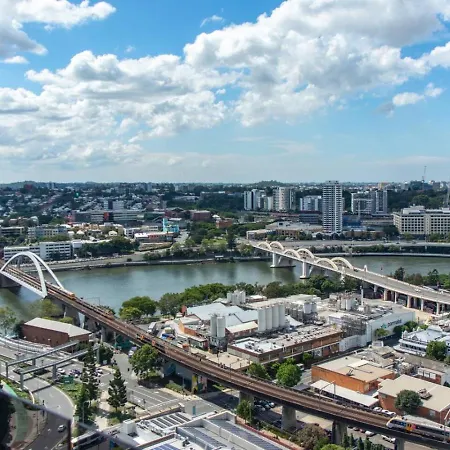 High Level 2 Bedroom With And River Views Apartment