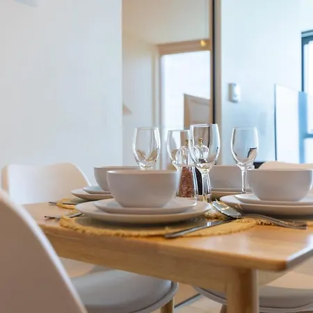 Apartment Lvl72 Breathtaking Views With Parking, Pool & Gym *