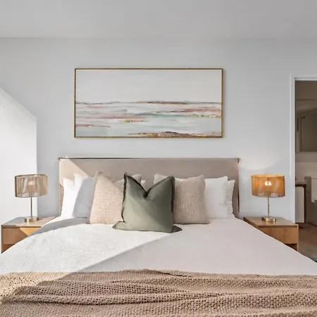 Rooftop Infinity Pool Heated Pool, Gym, Free Parking & Brisbane
