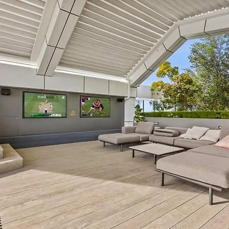 Walk To The Gabba With Rooftop Pool & Secure Carpark With Beautiful Views Apartment