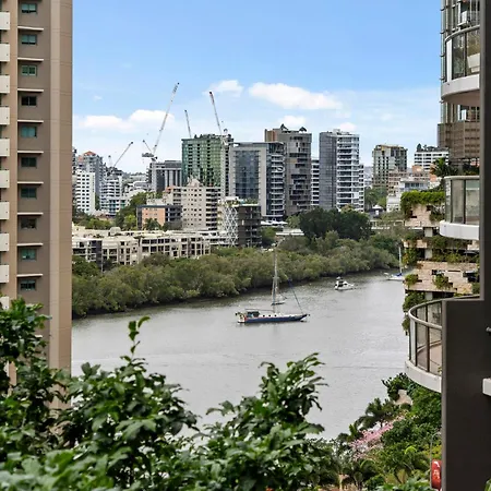 Apartment Modern 2br With River Views, Rooftop Pool, Parking