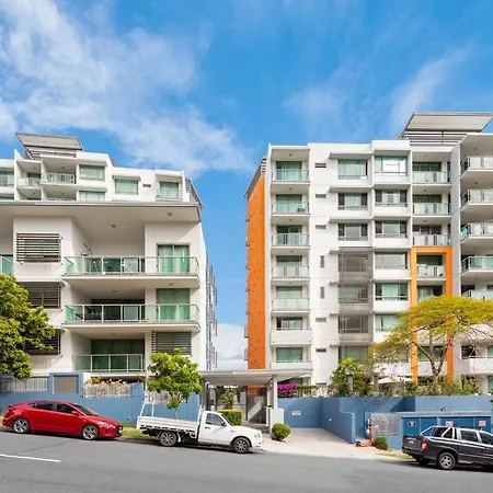 Spacious Riverside 2br Cbd Parking Pool & Gym * Brisbane