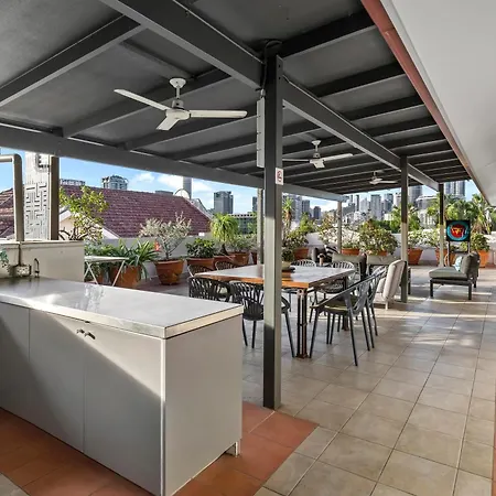 Apartment Spacious 2br With Wifi, Parking & Huge Balcony
