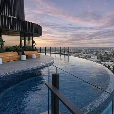 Apartment Sky-high Haven-rooftop Infinity Pool Parking Wifi *
