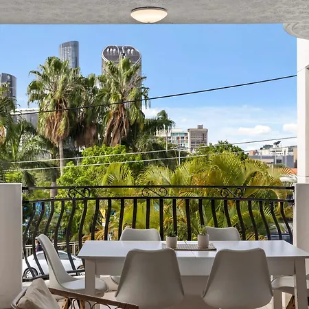 Bright 2br With Parking, Balcony & Wifi *