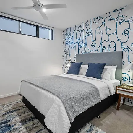 Urban Escape: Great Location W/ Cityscape Apartment *