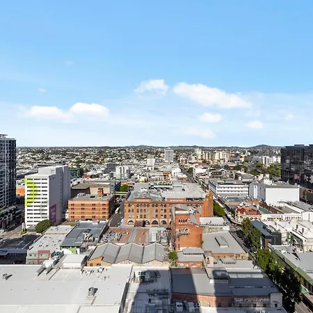 Luxe 3br With Stunning Views, Parking And Pool Apartment *