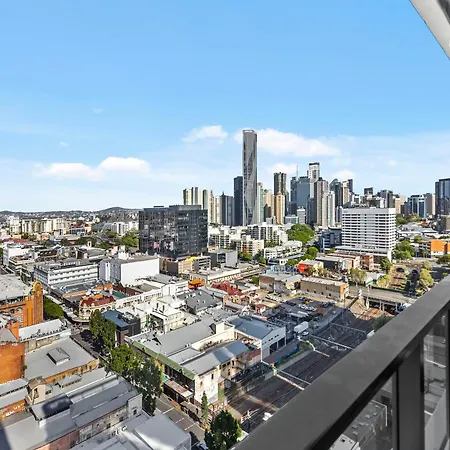 Luxe 3br With Stunning Views, Parking And Pool * Brisbane
