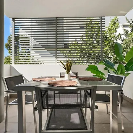 Apartment Bulimba Apartment - Ferry Access - Near Oxford St - Sleeps 8 - Baby & Work Ready *