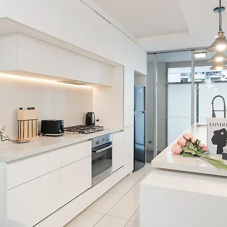 West End Artistic Neighborhood Apartment *