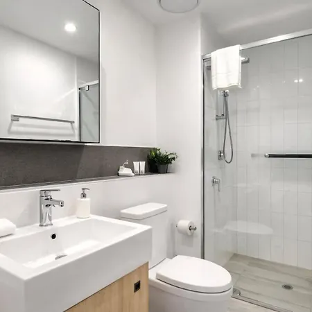 Apartment 2br Night Life -pool -2car Parking-rooftop-intercom *
