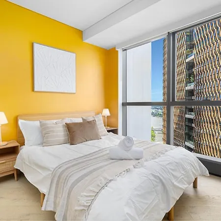 Skyline Elegance 2bdr Pool Gym Sauna Parking Apartment
