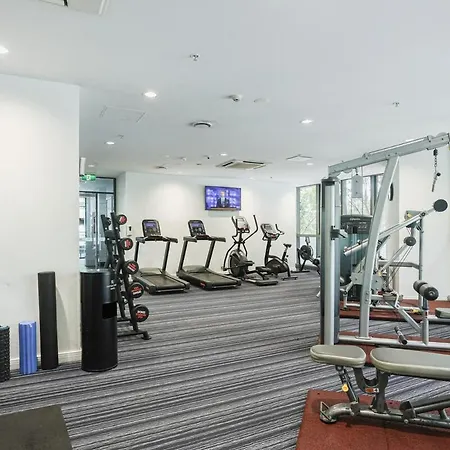 Apartment Skyline Elegance 2bdr Pool Gym Sauna Parking