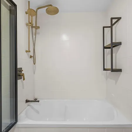 The Mews Bowen Hills - Spacious 3-bedroom With Pool & Parking Apartment