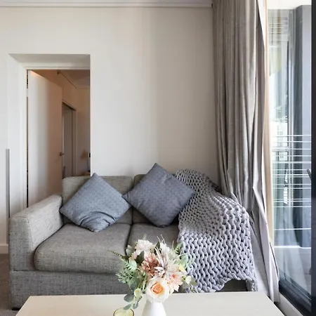 Chic 1br Retreat Heart Of Pool&gym Views Brisbane