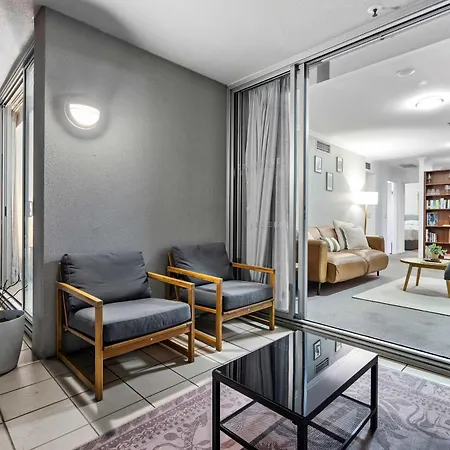Stylish 2 Bed 2 Bath Balcony Parking Pool & Gym * Brisbane
