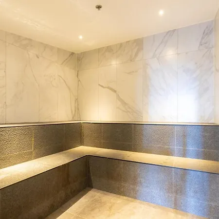 Lvl72 Breathtaking Views With Parking, Pool & Gym Apartment Brisbane