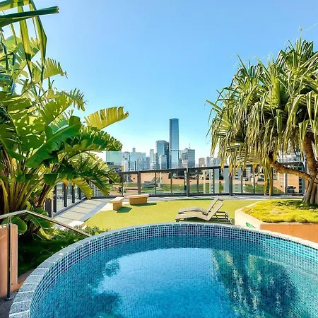 Apartment Stunning River & Mountain Views With 2br, Pool & Gym *