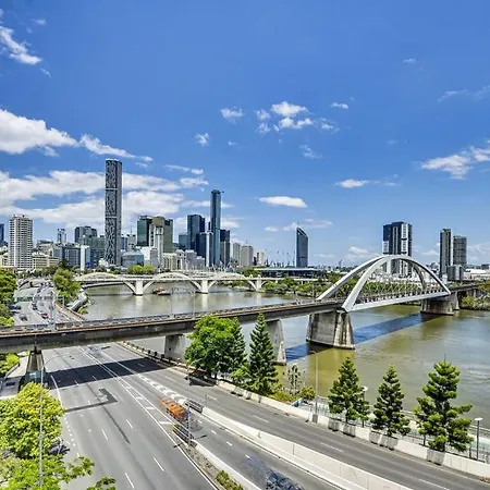 Spacious Riverside 2br Cbd Parking Pool & Gym Apartment Brisbane