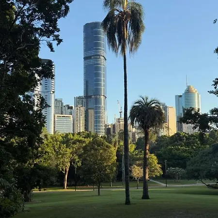 Urban Retreat 1bed-1bath-study-balcony-1car * Brisbane